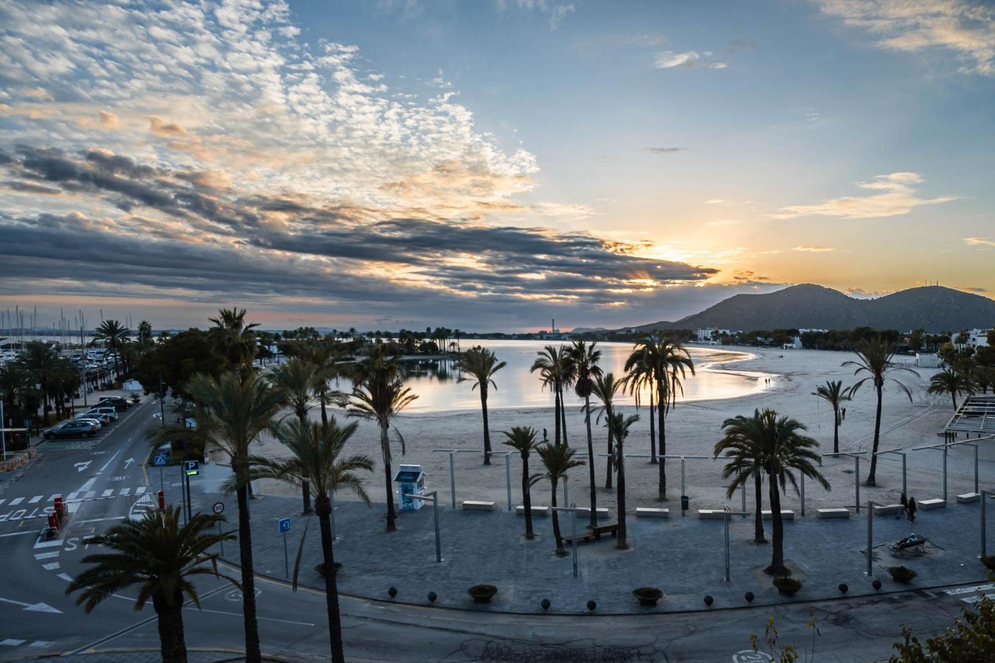 Luxury Sea View Apartment In Puerto De Alcudia Exterior photo